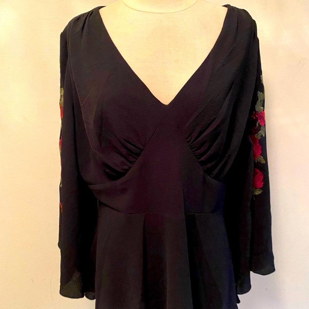 City Chic Belle sleeve embroidered v neck fitted top with side zipper S